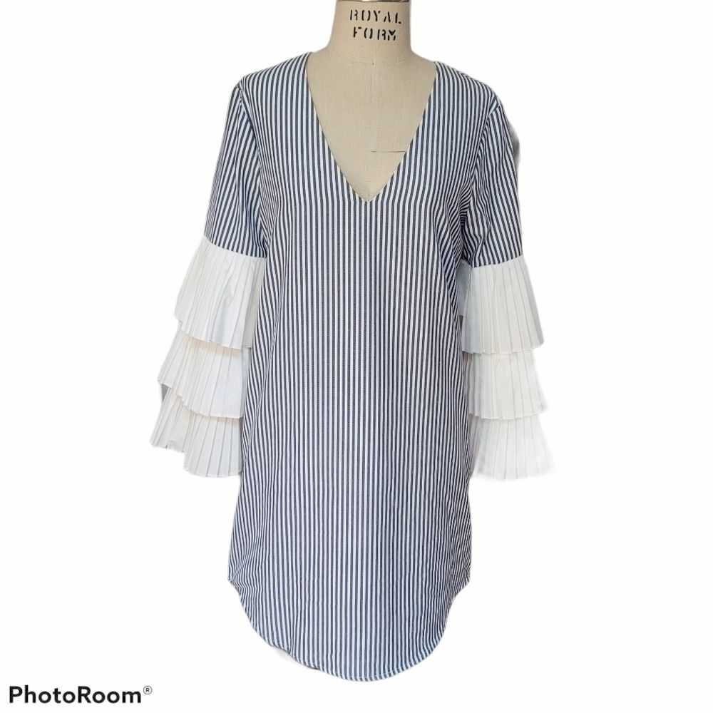 WAYF pleated bell sleeve dress Size XSMALL
